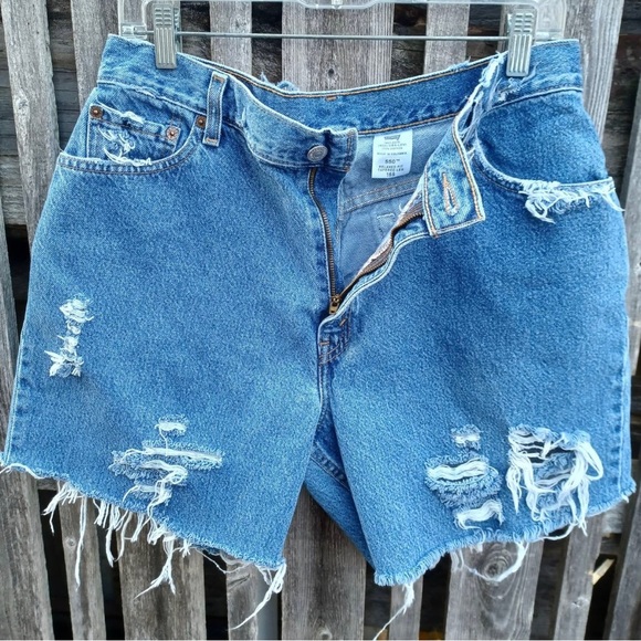 LEVI STRAUSS 550 RED TAG DISTRESSED DENIM SHORTS - Picture 2 of 8